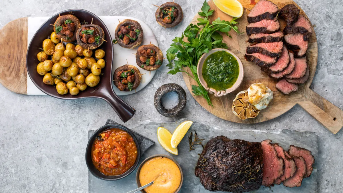 Tapasfjøl med storfe mørbrad, bakte sjampinjonger med chorizo, ovnsbakte småpoteter, røkt papirkaaioli og bakt salsa