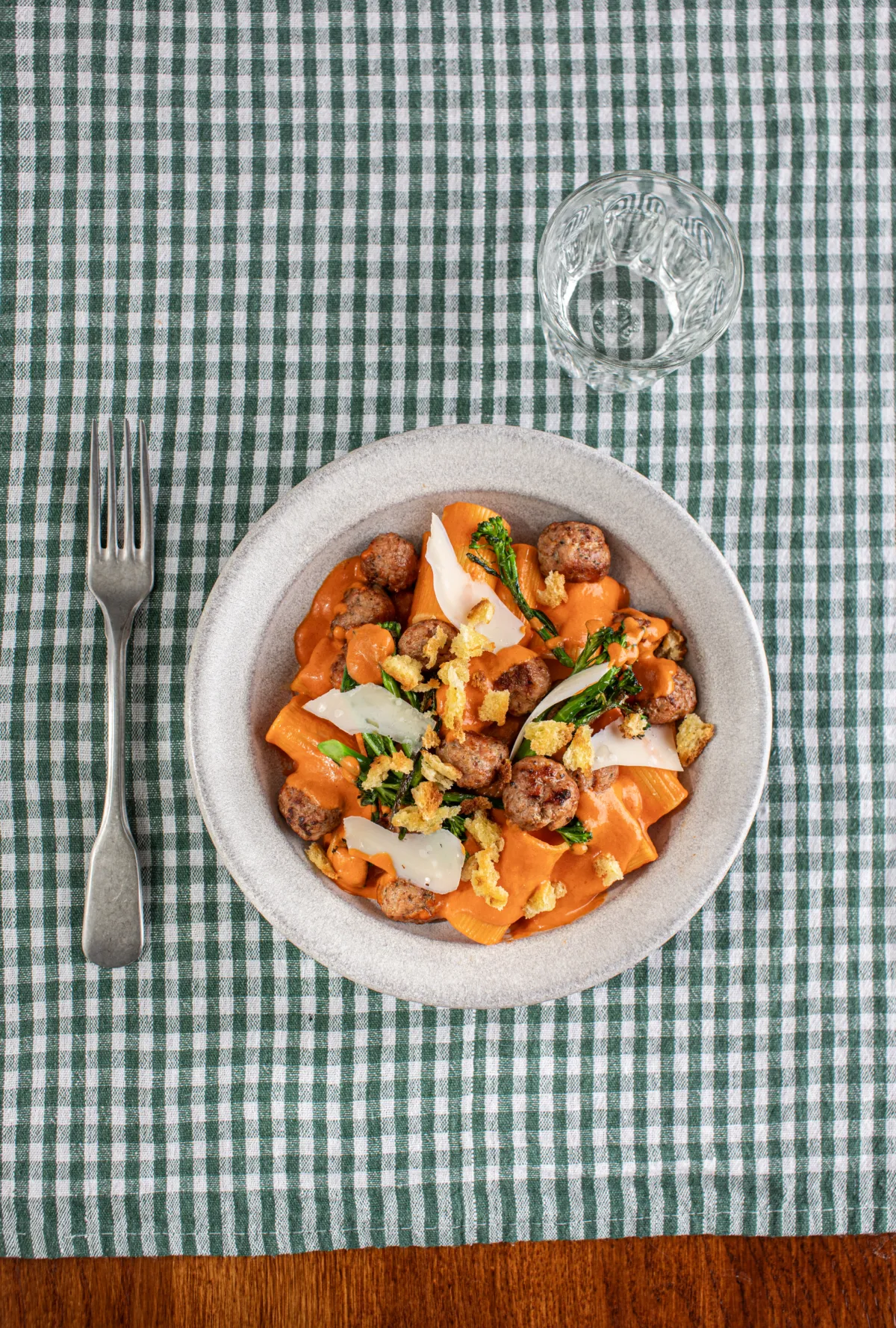 Salsiccia og rigatoni med kremet tomatsaus og spøtt brød NORTURA mai 2026 604 copy