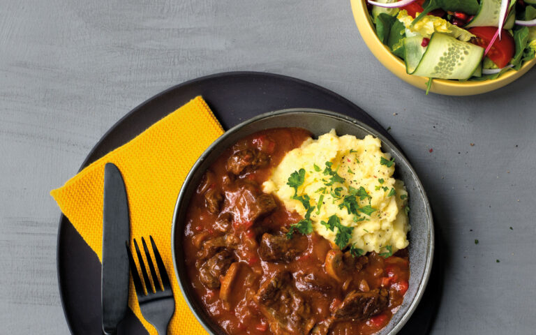 Ajour Biff Stroganoff med potetmos og salat
