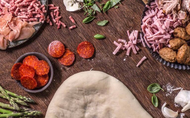 Pizzadeig og ingredienser til topping