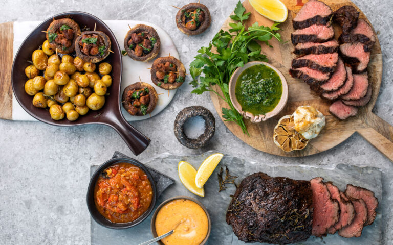 Tapasfjøl med storfe mørbrad, bakte sjampinjonger med chorizo, ovnsbakte småpoteter, røkt papirkaaioli og bakt salsa