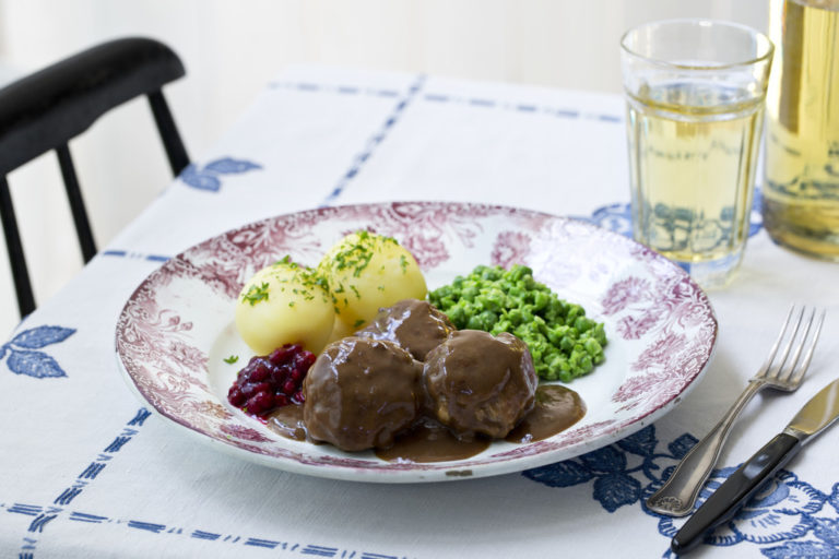 Kjøttkaker i brun saus med frisk ertepuré