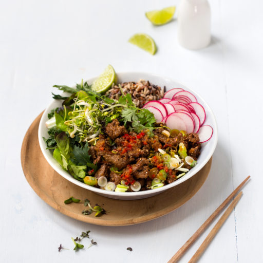 Asiatisk salatbowl med storfekjøtt og spicy dressing