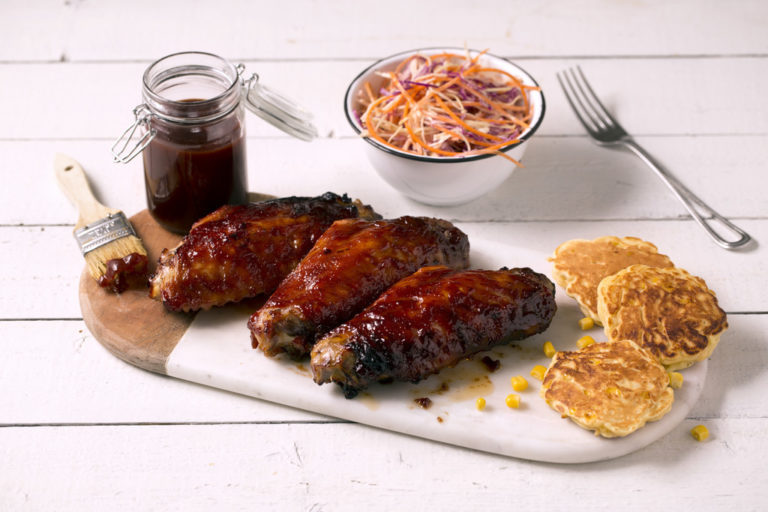 BBQ kalkunvinger med rødkål-slaw og corn fritters