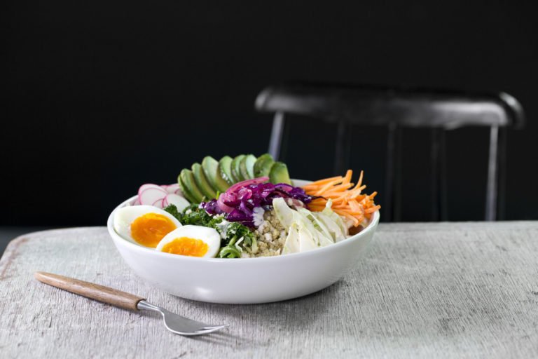 Bowl med egg og quinoa