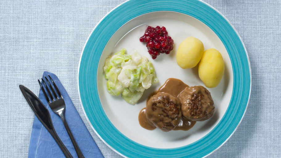 Kjottkaker i brun saus med poteter kålstuing og tyttebær