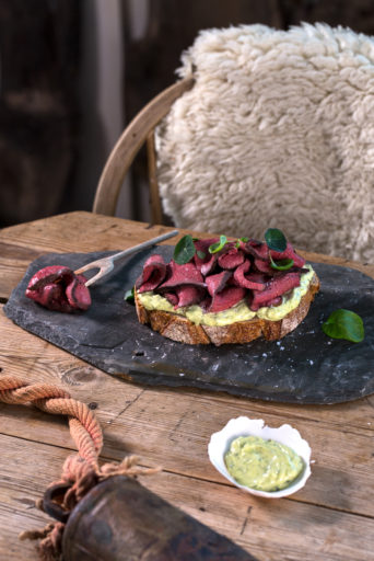 Roastbiffsandwich av Urfe flatbiff med ramsløkmajones