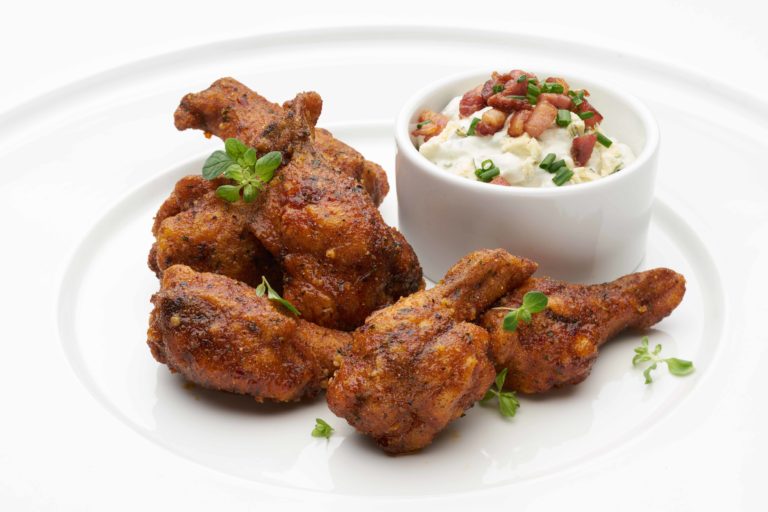 Hotwings med bacon og blåmuggostdip