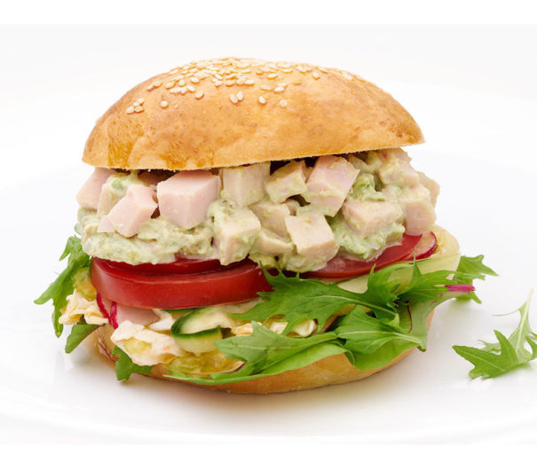Brioche med kylling- og avokadosalat og spicy coleslaw