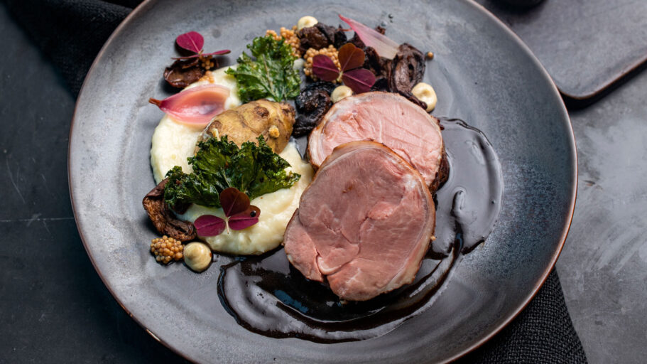 Lam filetkam av Høgfjellslam med bakt jordskokk, jordskokkpuré, syltet perleløk og demi glace