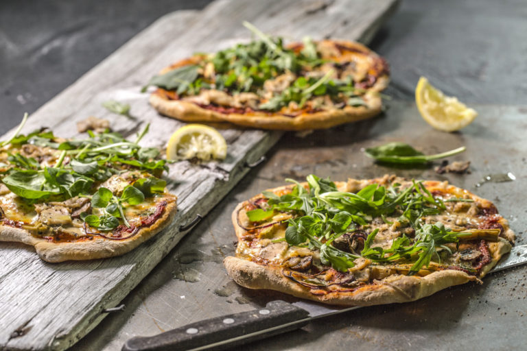 Minipizza med svineskav, ruccula og sitron