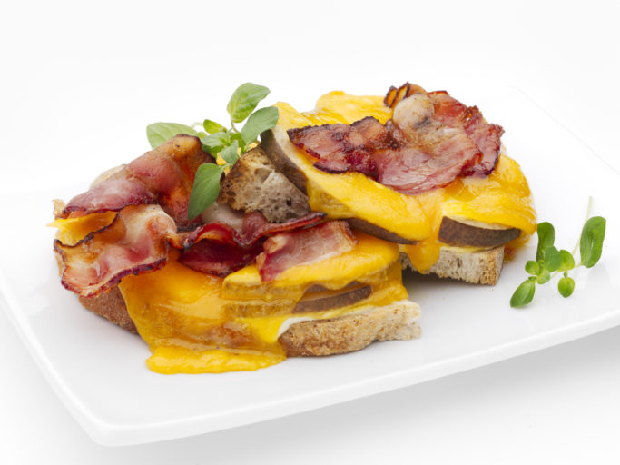 Ostesmørbrød med pære og bacon