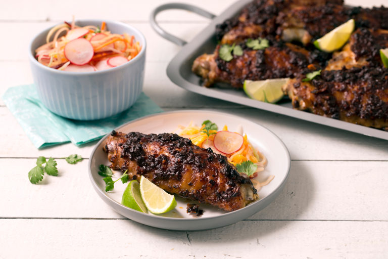Ovnsstekte kalkunvinger med black bean-saus og tropisk råkost