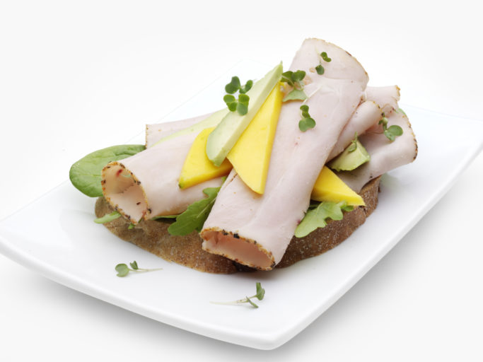 Pastrami av kalkun på landbrød med avokado og mango