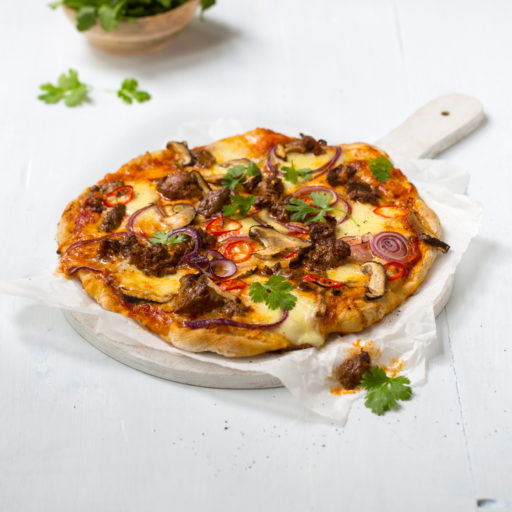 Pizza med spicy tomatsaus og biffkjøtt