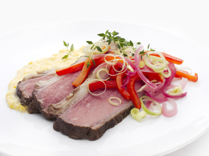 Sousvidekokt brisket med maiskrem og syltet rødløk