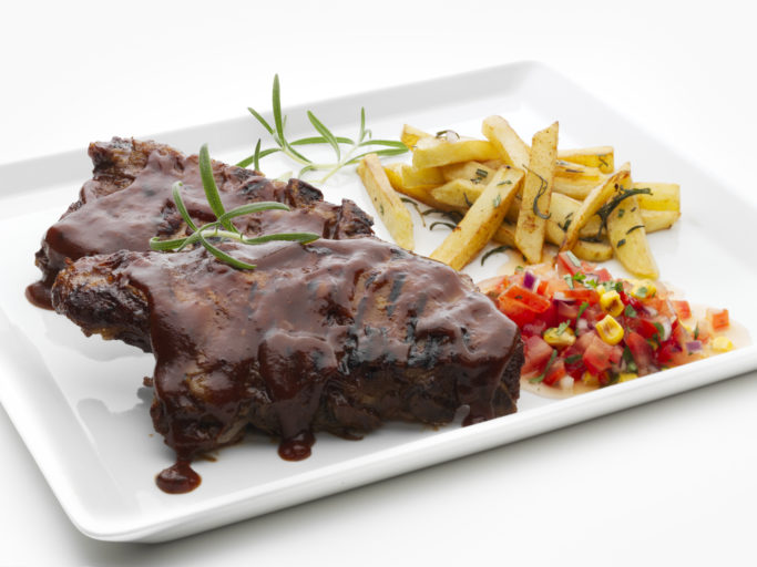 Spareribs med BBQ-saus, grillet maissalsa og rosmarin-pommes frites