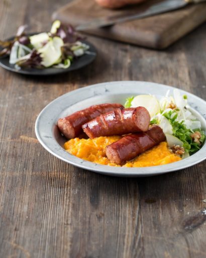 Stekt eldhusrøkt gardspølse med søtpotetpuré og urtesalat