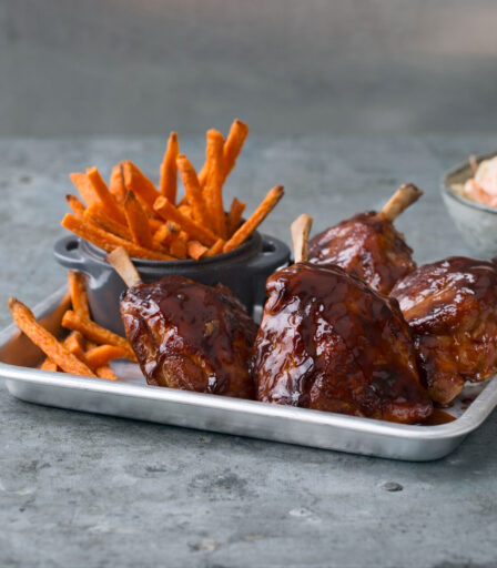 Pigwings med søtpotetfries og coleslaw