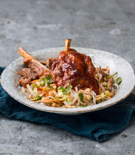 Srirachaglaserte pigwings med nudelsalat