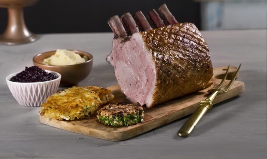 Birgers svinecarré med røstipotet, persillerot, sort gulrotkrem og demi glace
