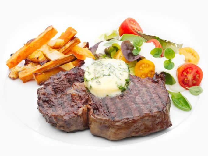 Grillet Restaurantentrecôte med urtesmør, ovnsbakte rotgrønnsaker og salat med blåmuggdressing
