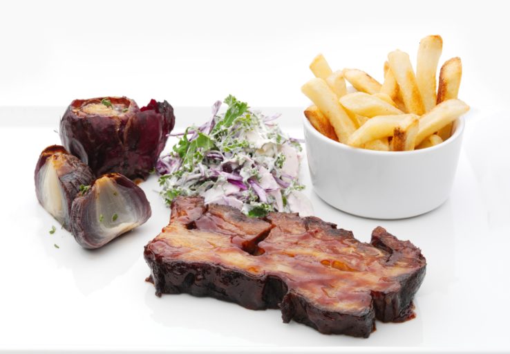 BBQ-glasert brisket med bakt løk og coleslaw
