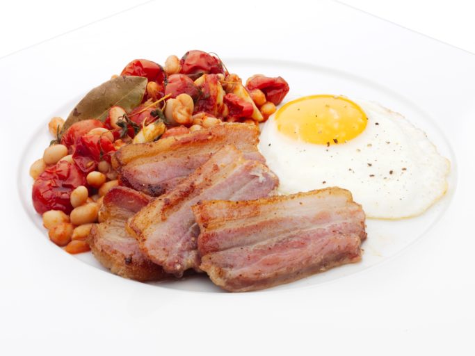 Eldhusrøkt bacon og egg med tomatbakte bønner