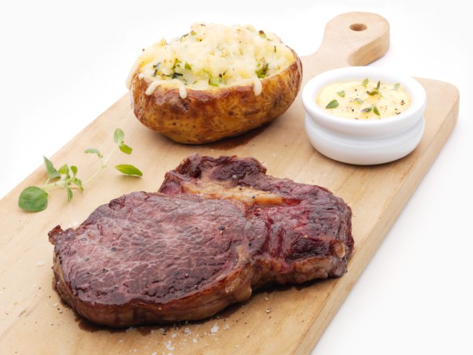 Grillet Restaurantentrecôte med dobbeltbakt potet