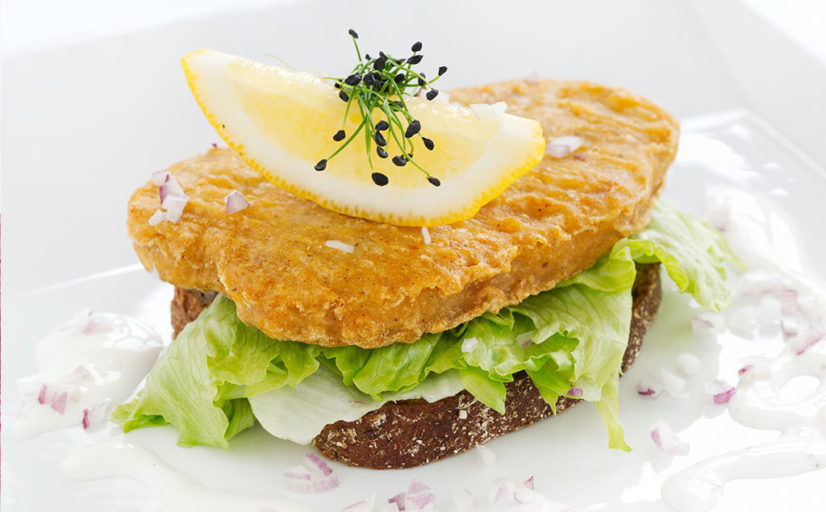 Kyllingburger på rugbrød med isbergsalat og kesamdressing