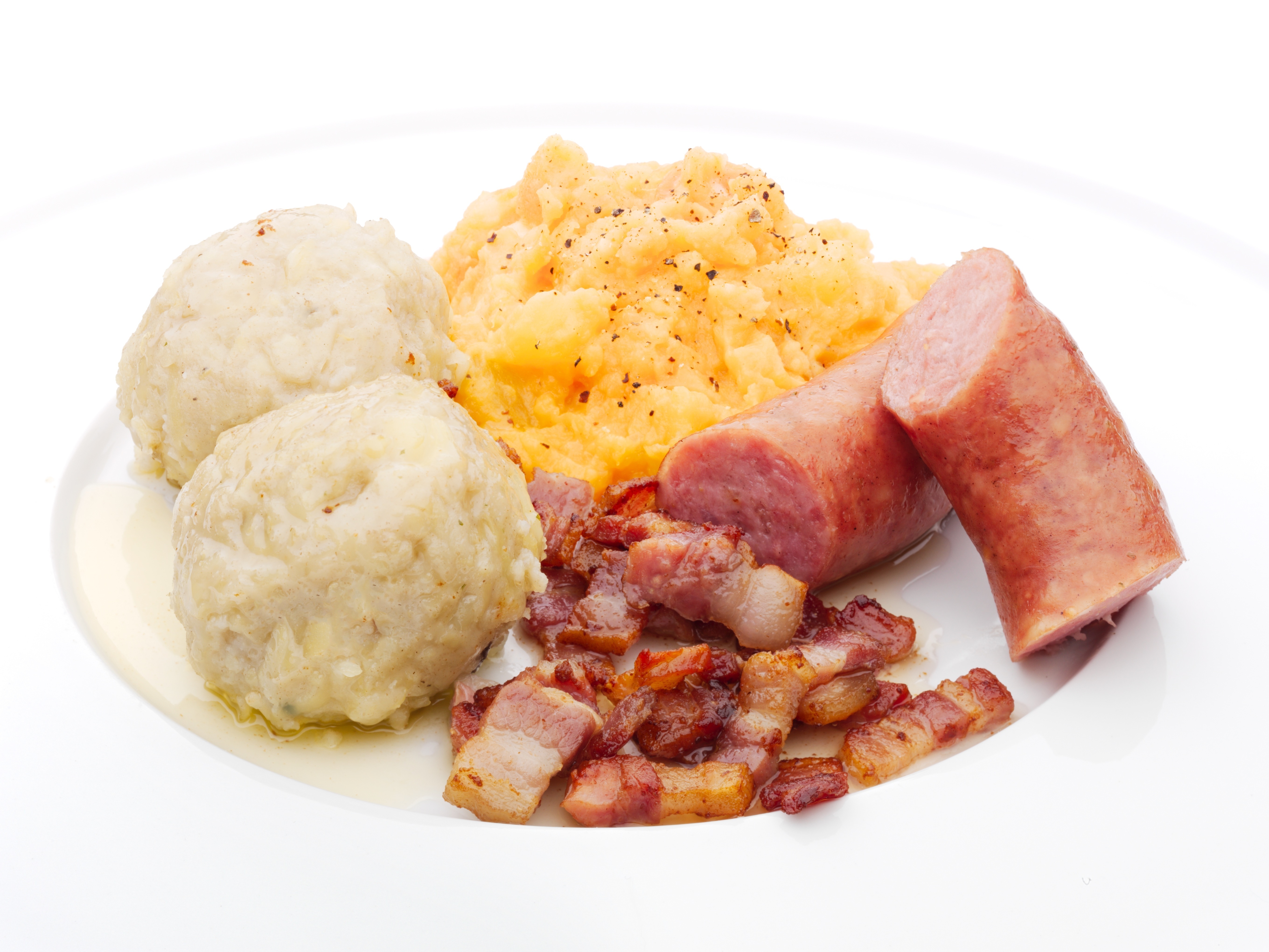 Fleskefylte raspeballer med kålrotstappe, gardspølse og sprøstekt bacon