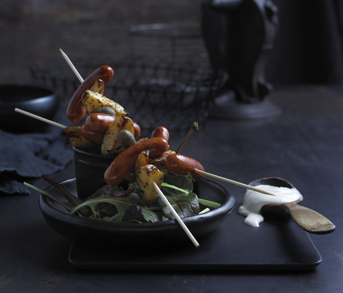 Pølsespidd med tapaspølse og timianpoteter, servert med alioli