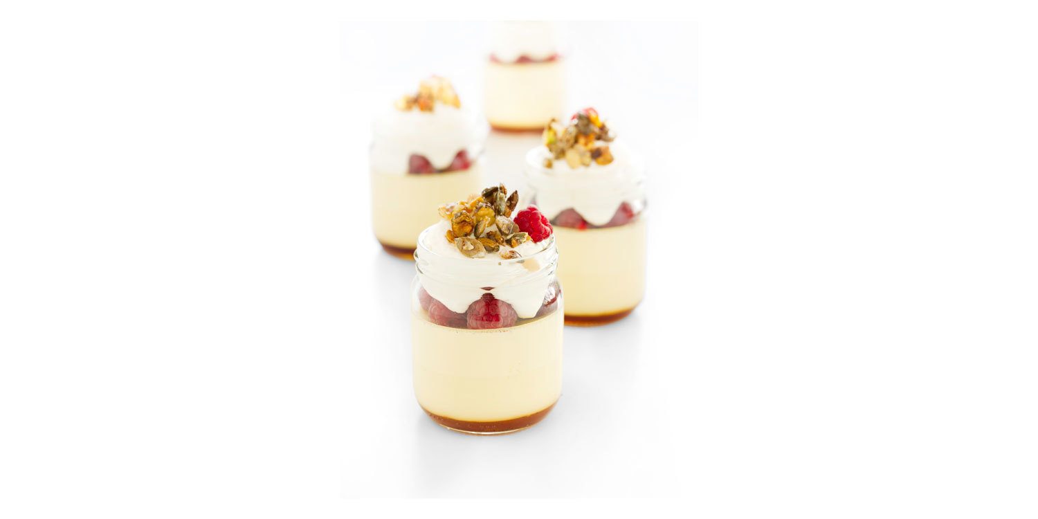 Karamellpudding med bær, krem og ristede nøtter