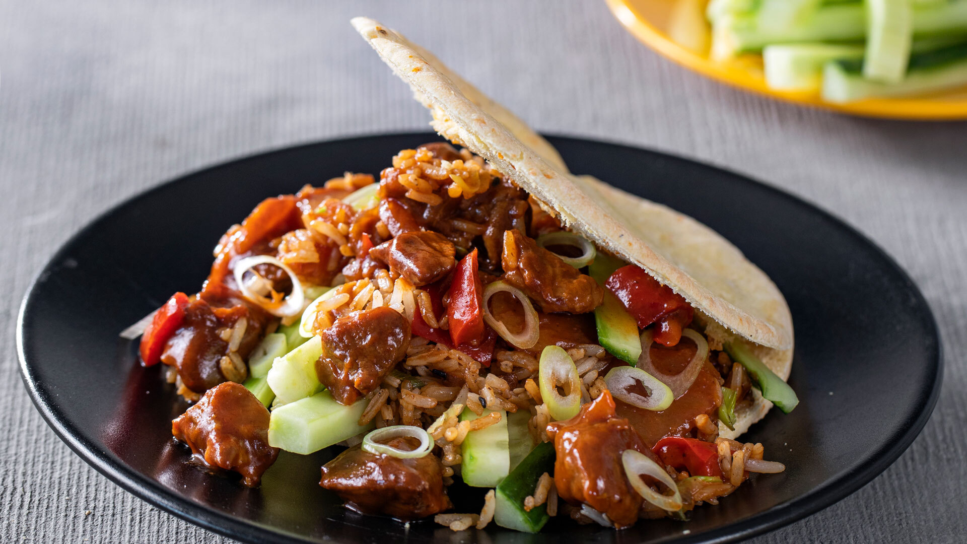 Ajour kantonesisk gryte fried rice i pitabrød