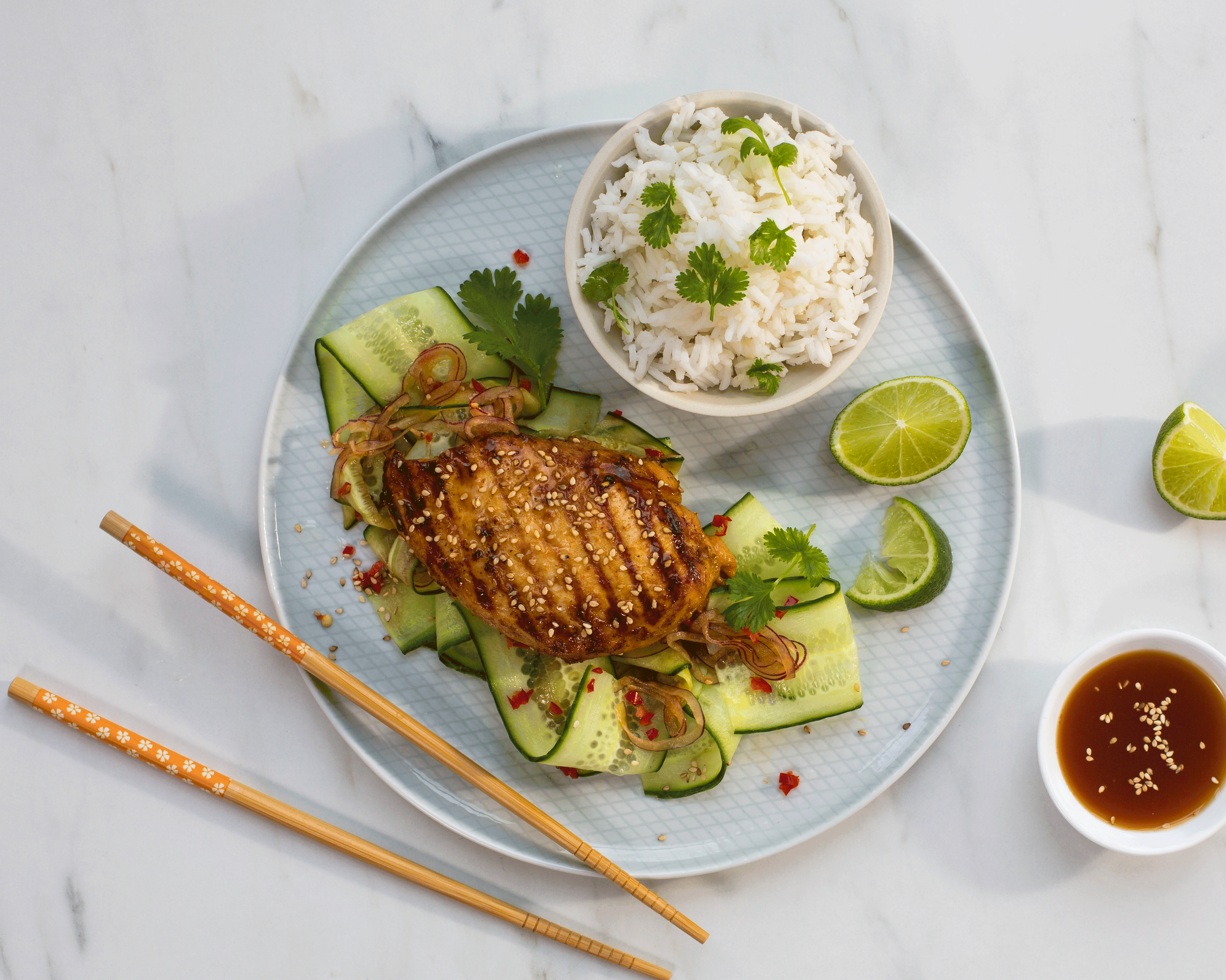 Asiatisk-marinert kyllingfilet med ris og agurksalat
