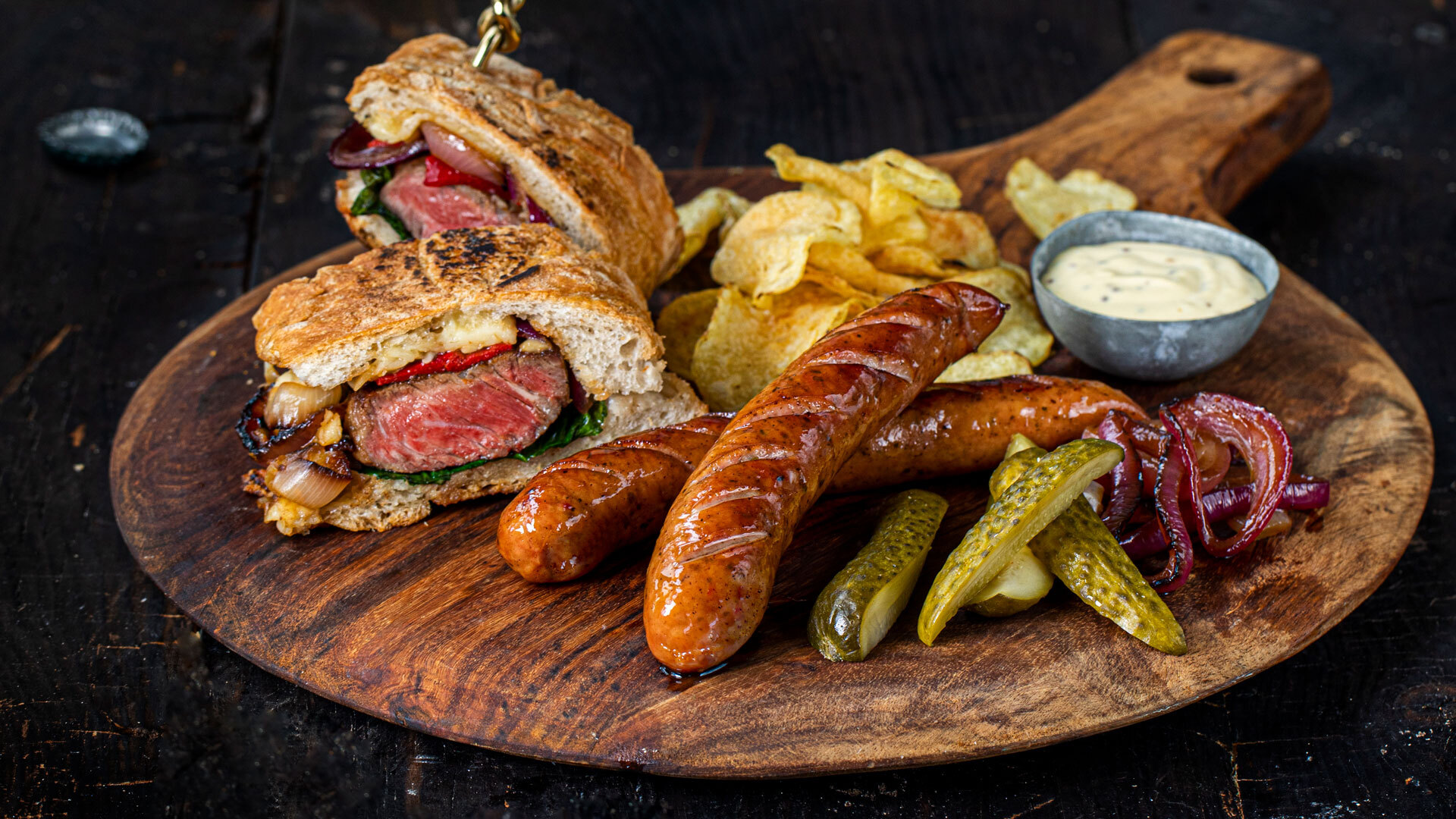 BBQ Røkt bratwurst med steak sandwich