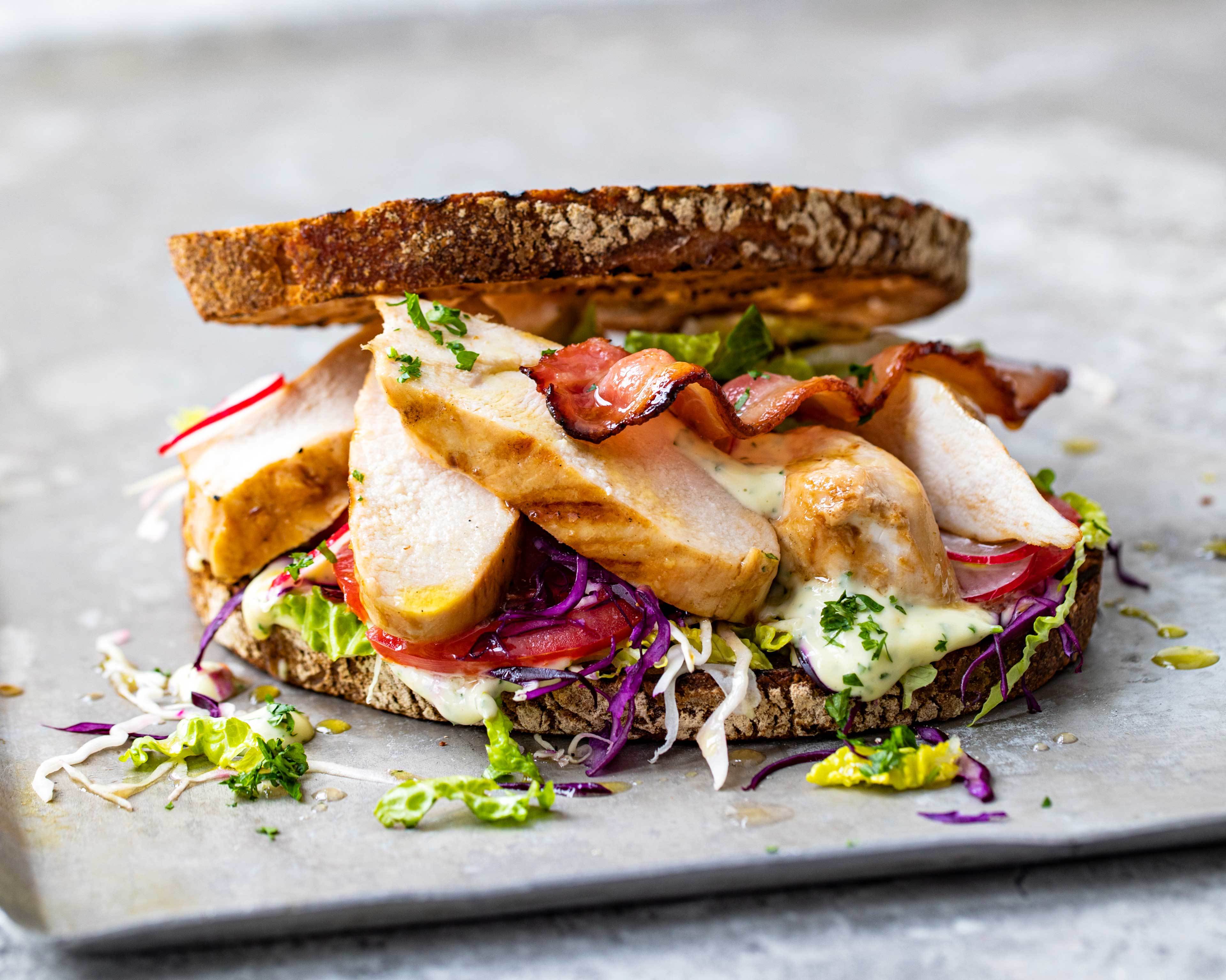 Sandwich med kyllingfilet, urtemajones og kål