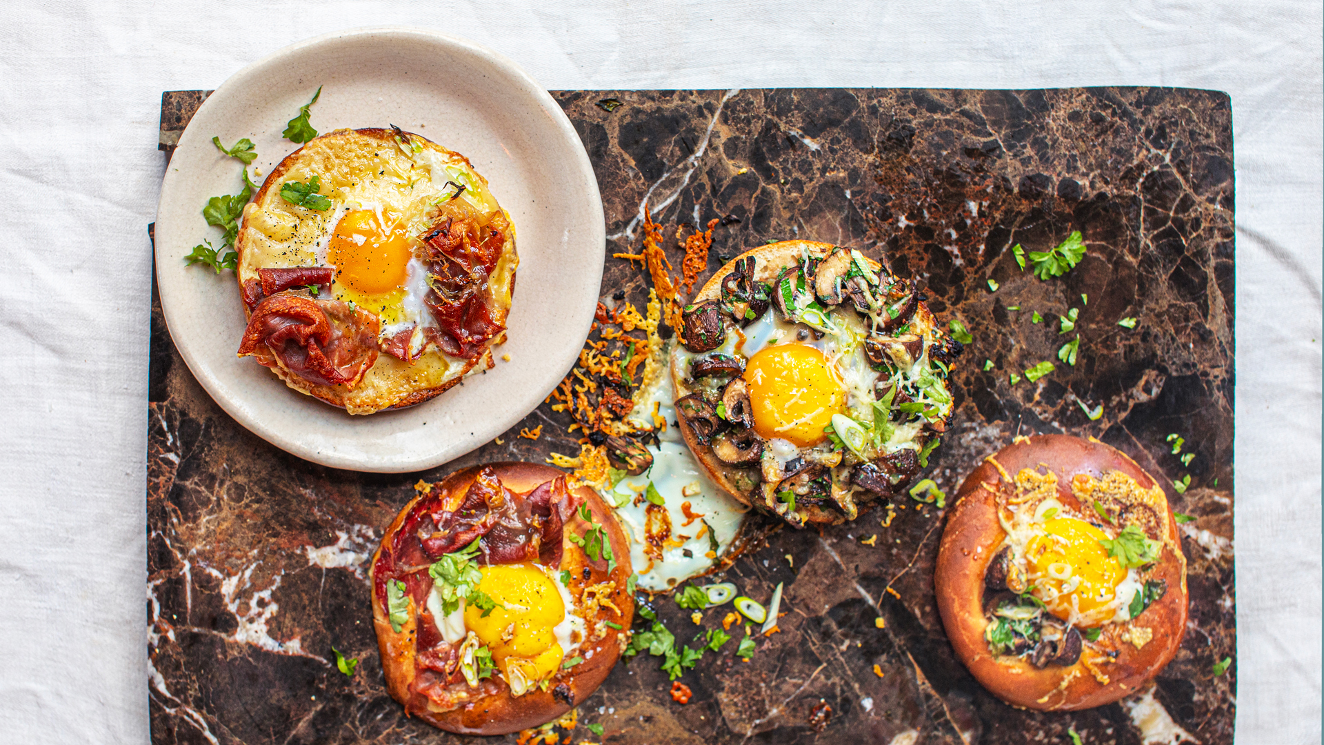 Bagel hole egg med spekeskinke og Pecorino Bagel hole egg med stekt sopp og Pecorino