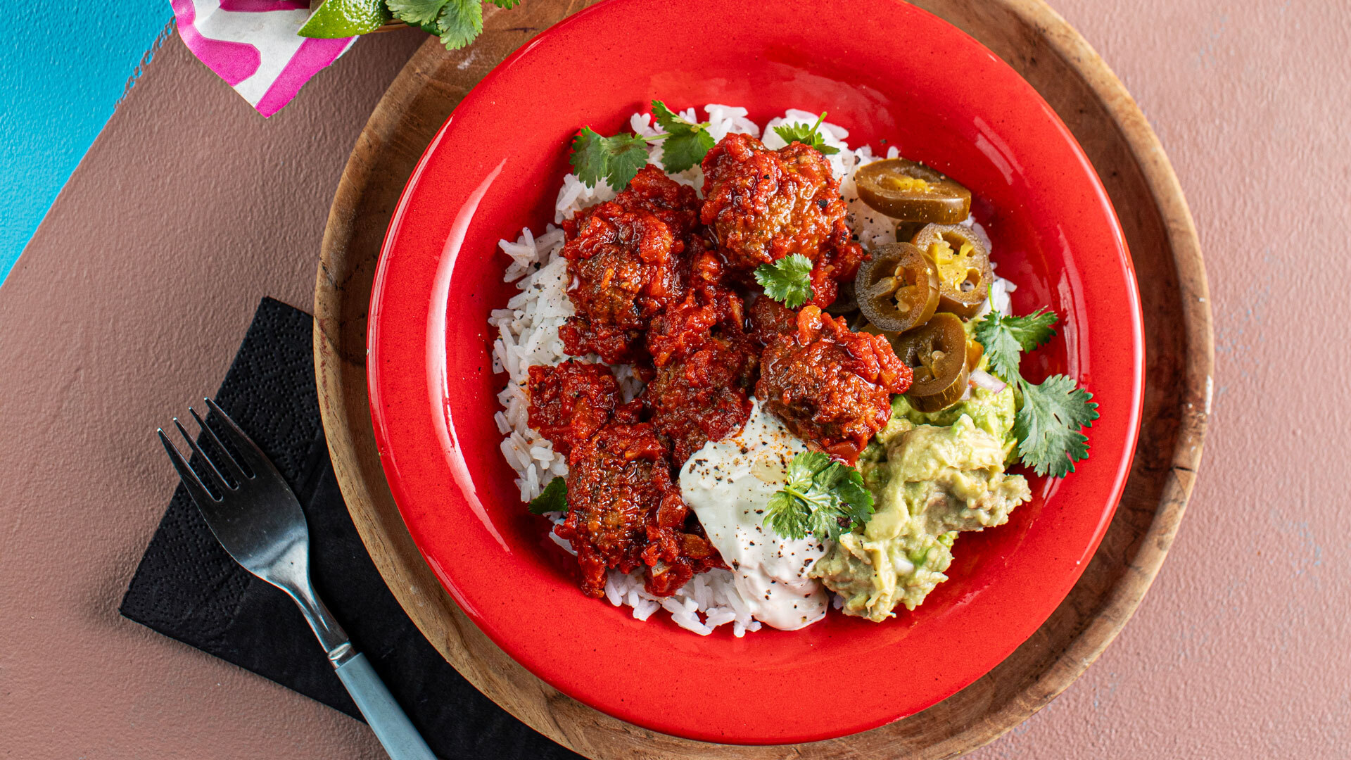 Bowl med Mexicanske kjøttboller ris chipotlesaus og hvit bønne guacamole