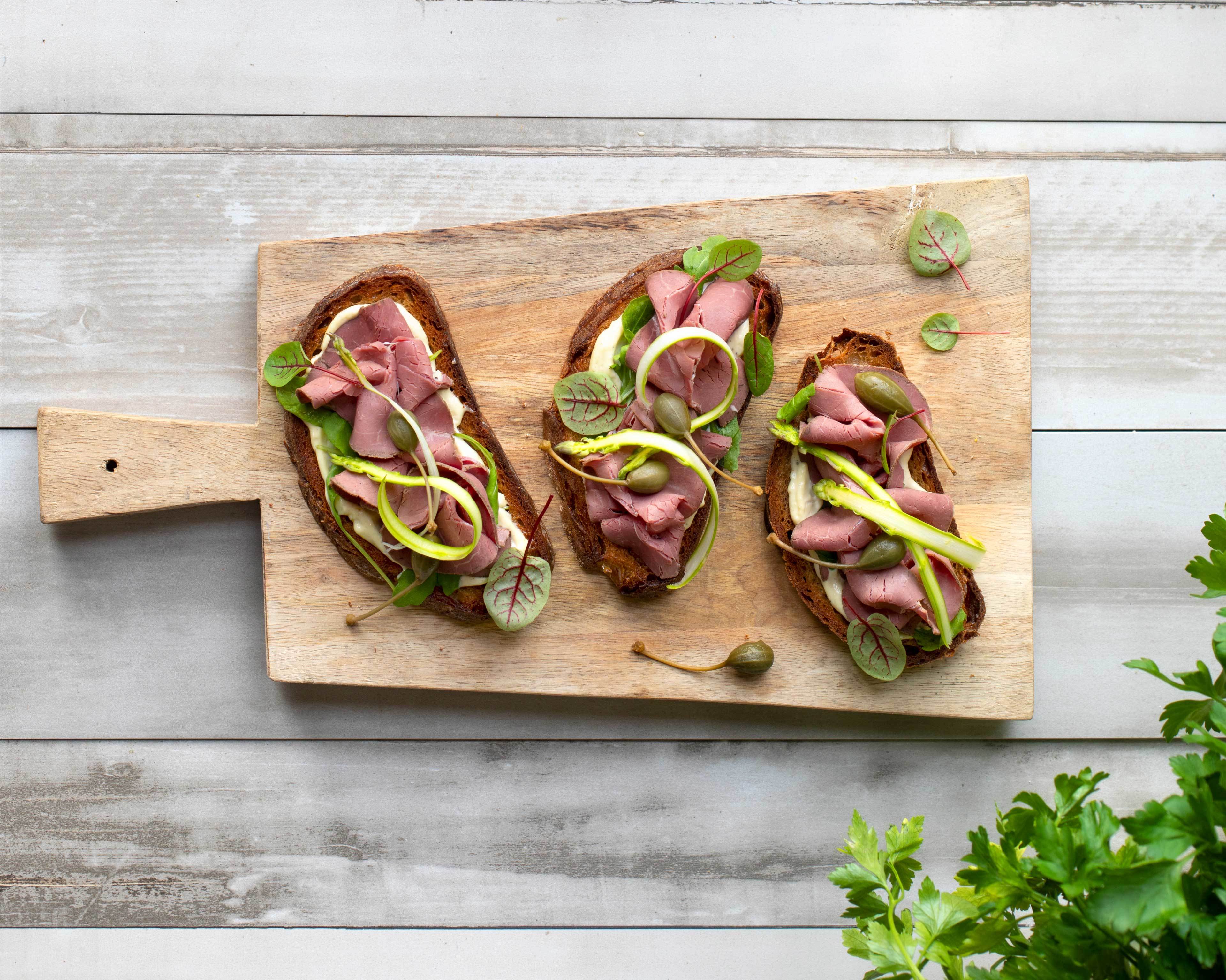 Bruschetta med roastbiff, aioli og asparges