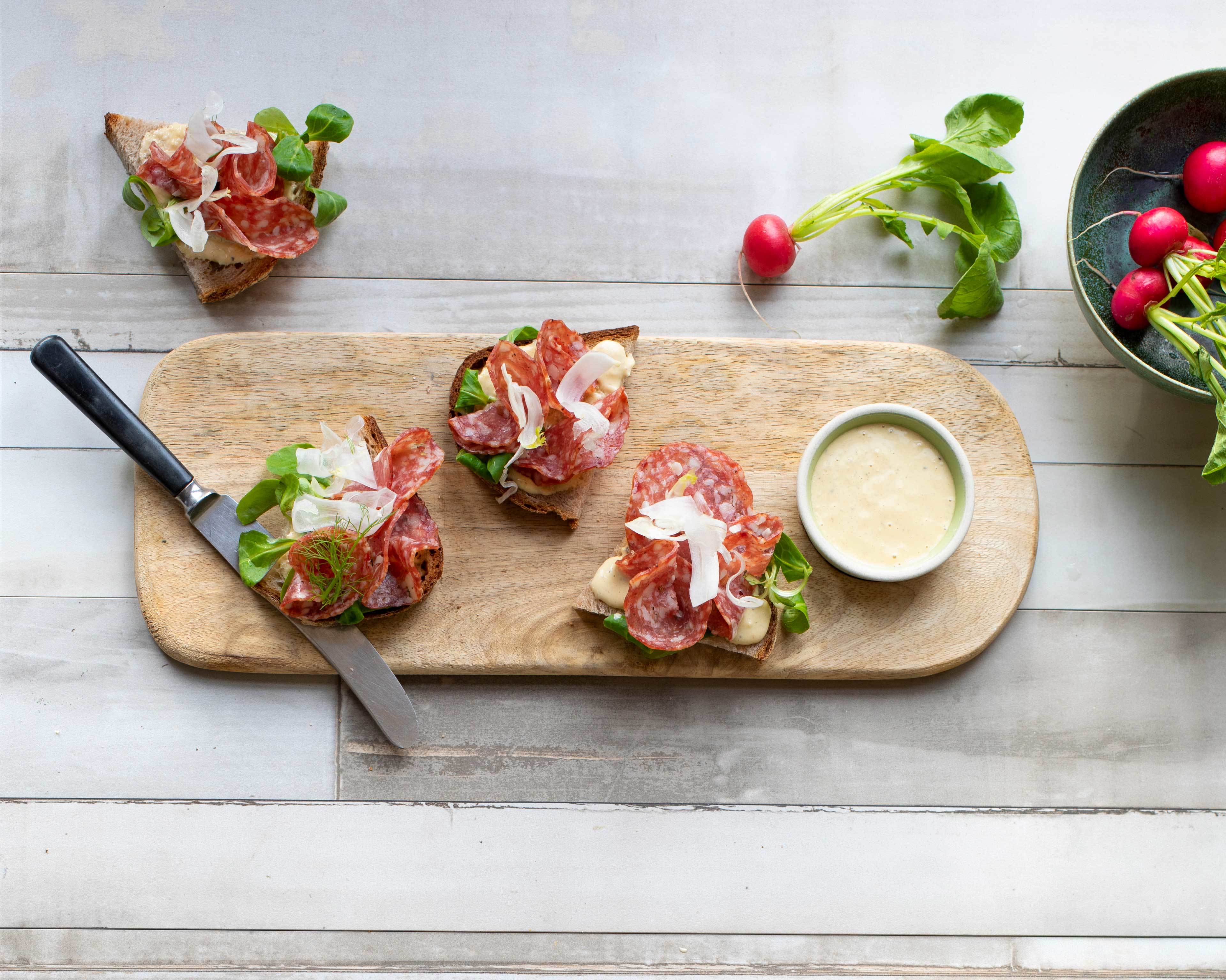 Bruschetta med salami, cæsarspread og fennikel