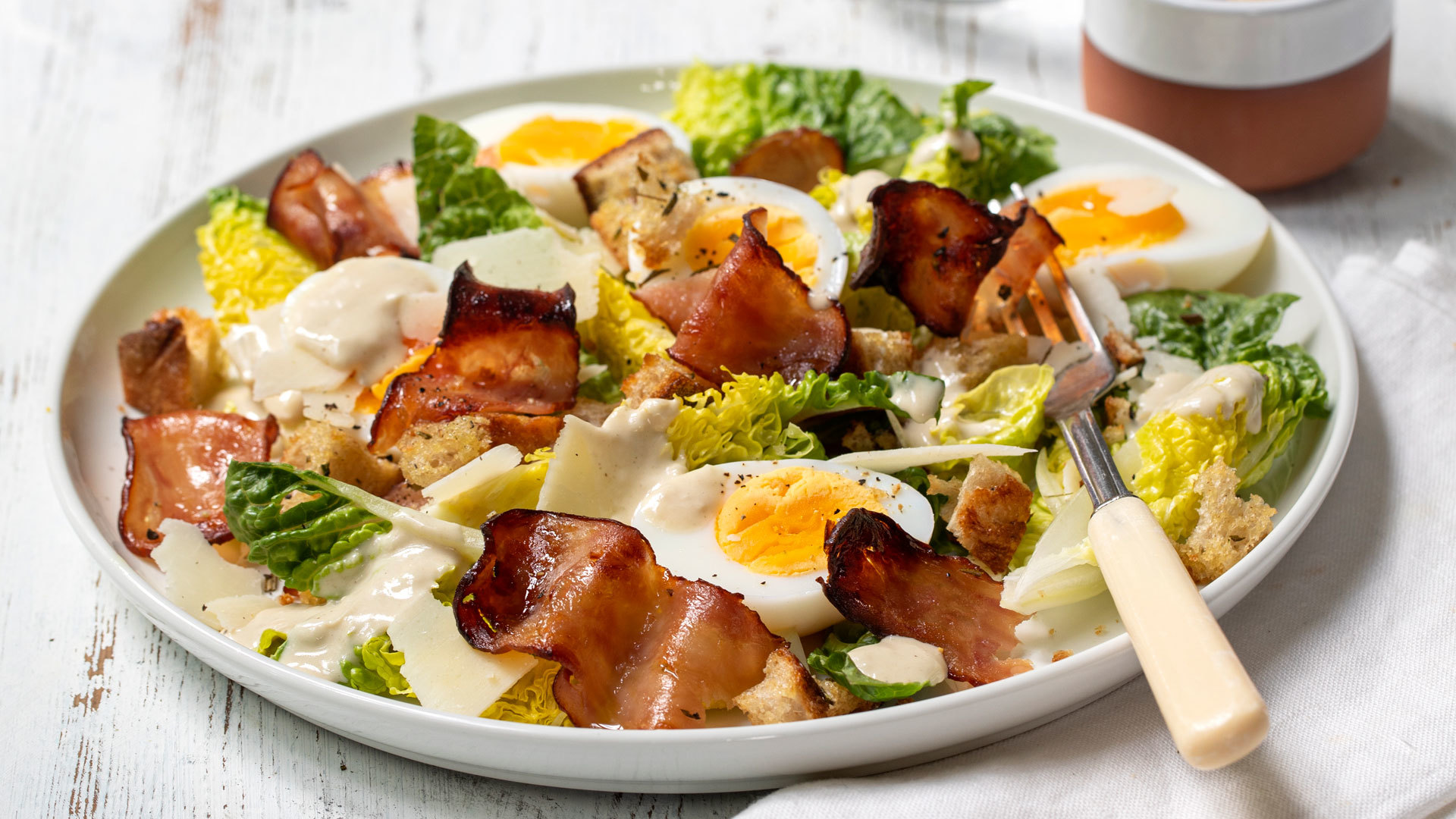 Cæsarsalat med kyllingbacon og egg