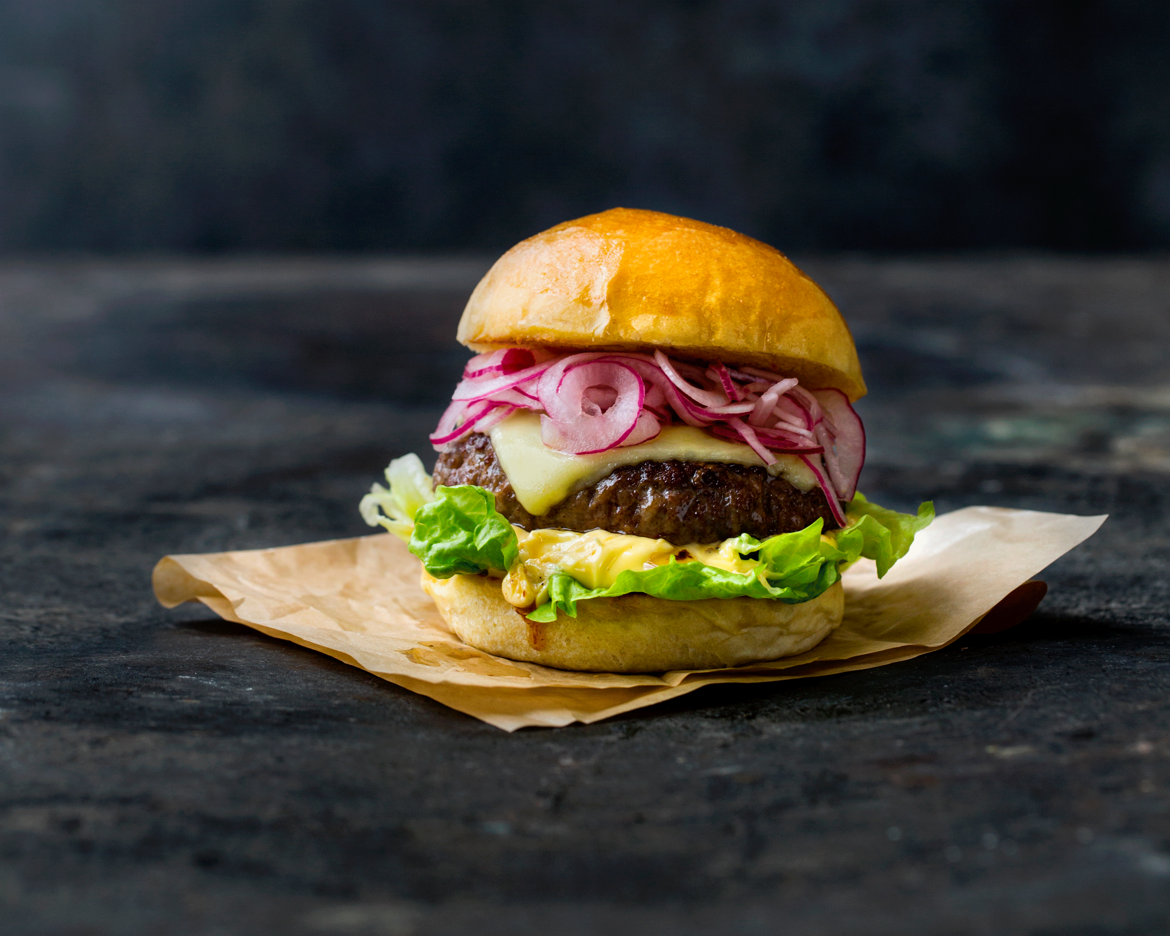 Cheeseburger med trøffelmajones og syltet løk