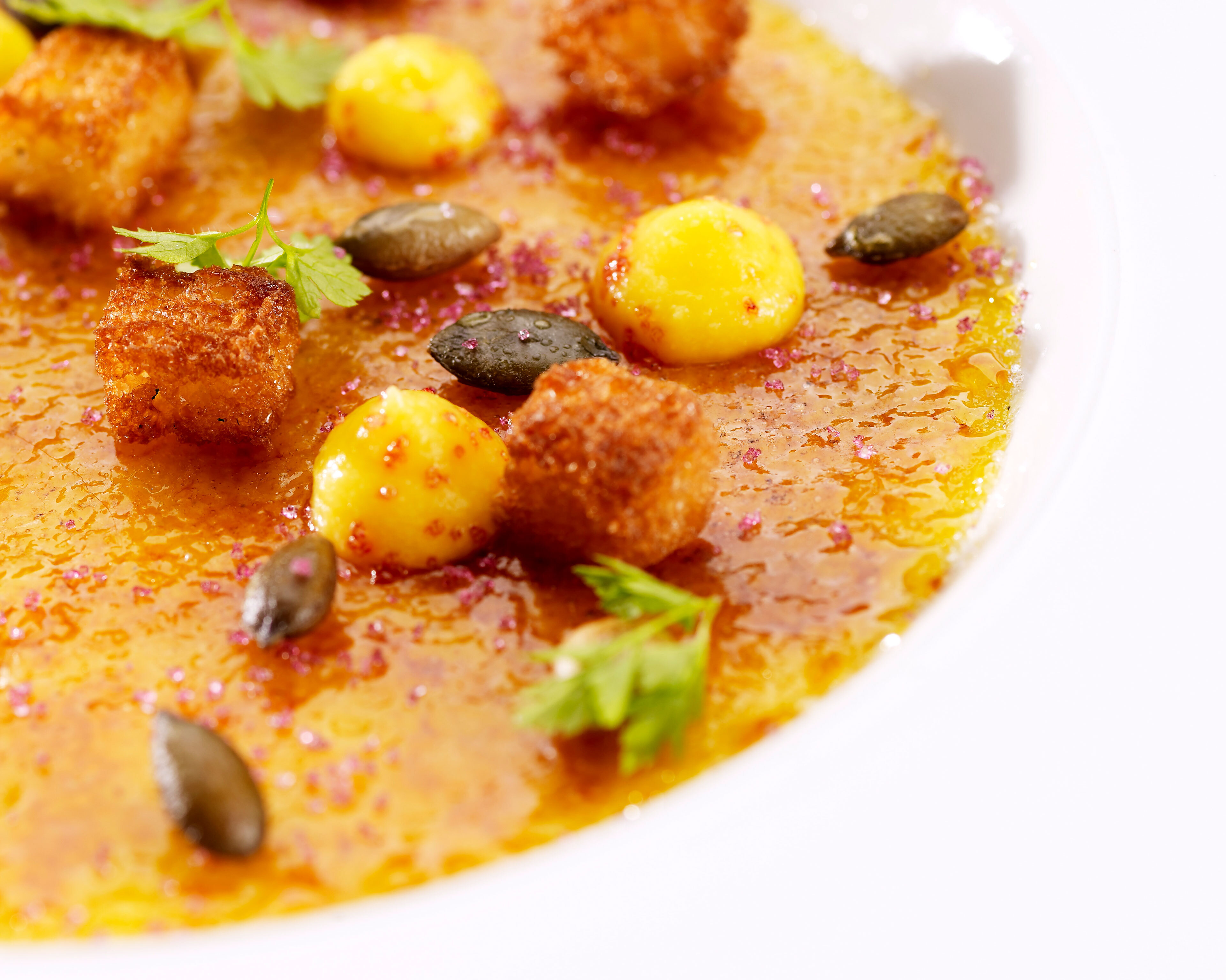 Créme brûlée, med sviskekompott, eggekrem, salte gresskarkjerner og briochekrutonger