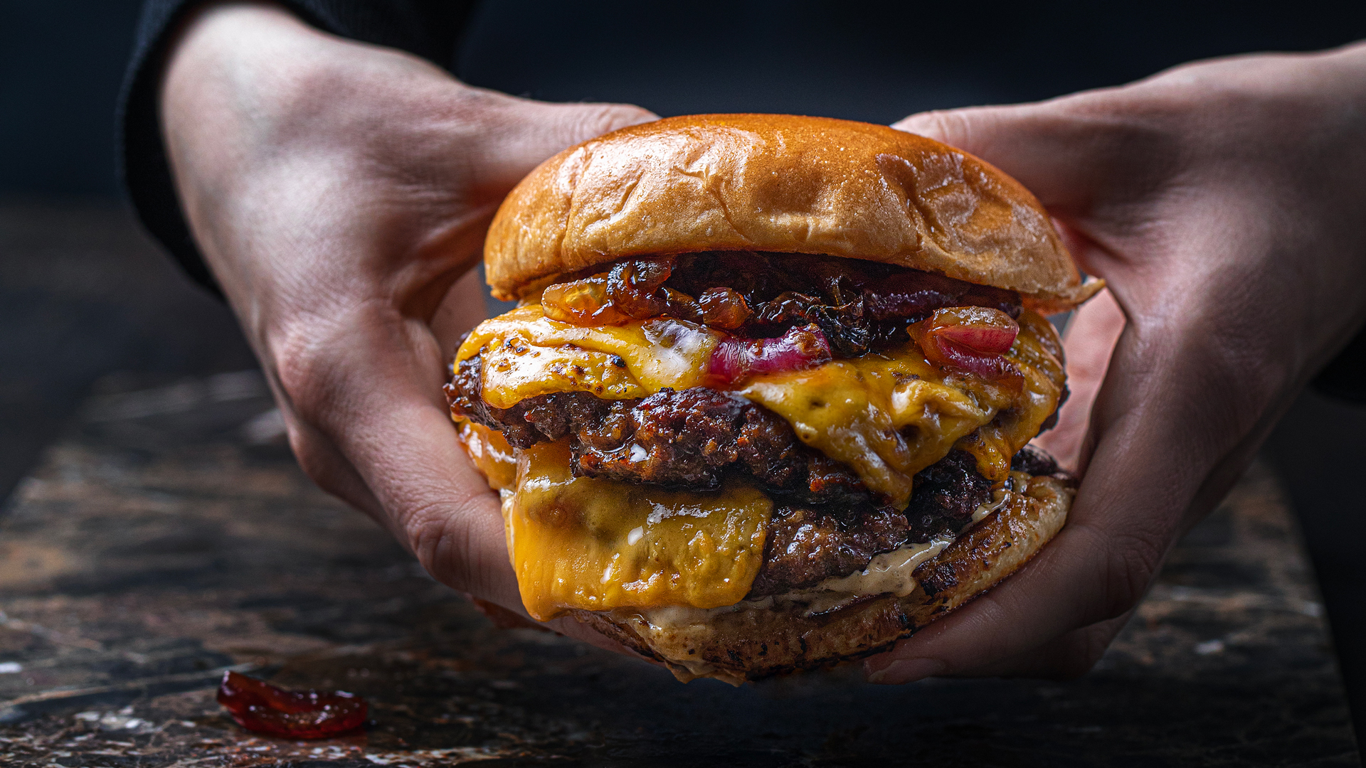 Dobbel burger med timian karamellisert rødløk cheddar og Srirachamajones burgeremne2