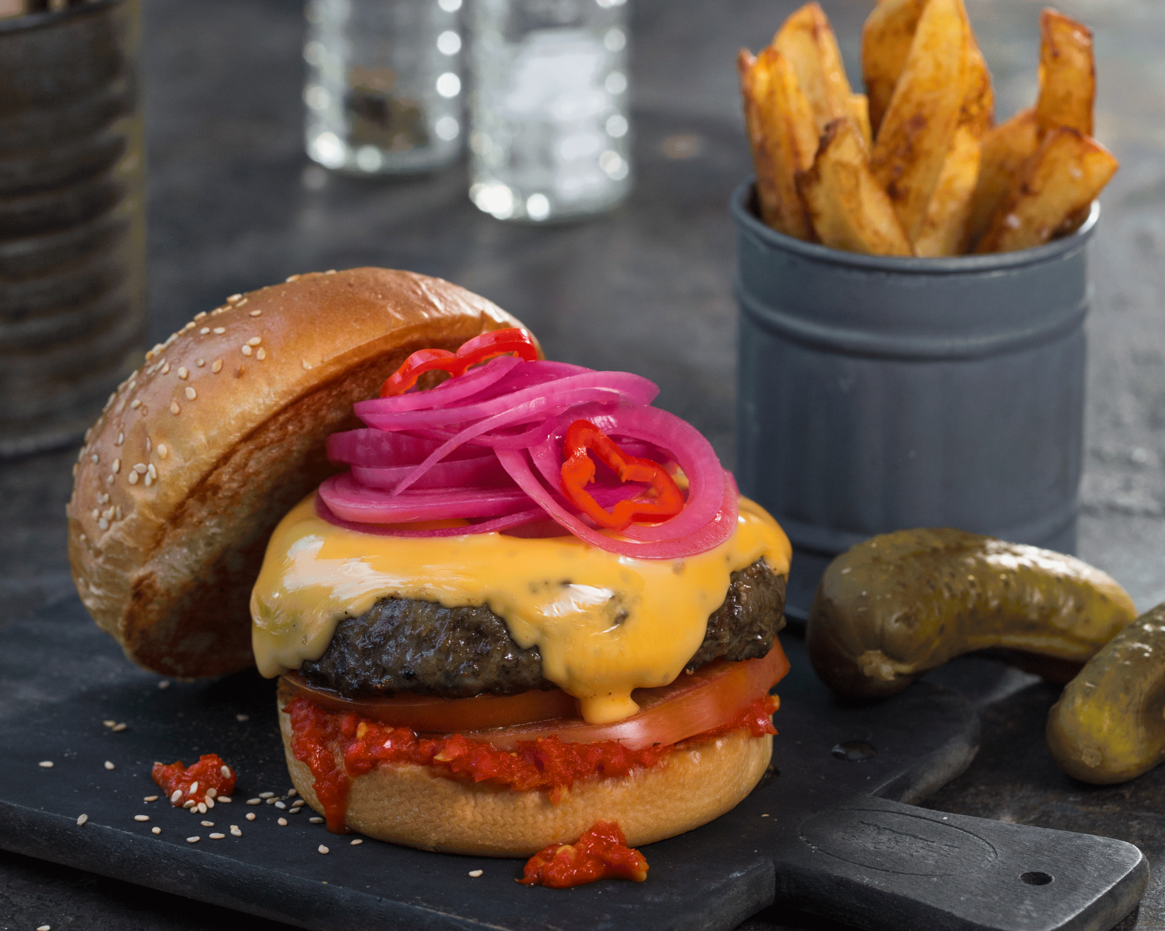 Dude-burger med tørrhengt storfekjøtt, habanero- og ingefærsyltet rødløk og trippelkokte fries