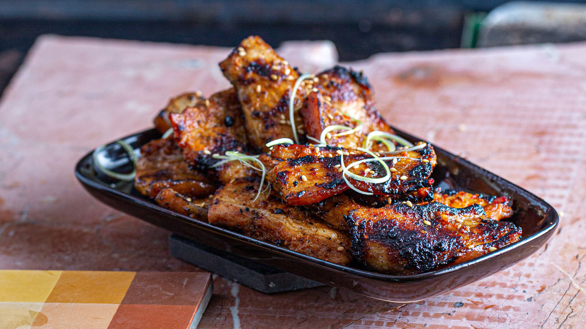 Dwaeji bulgogi med Pork belly strips med Ssamjang