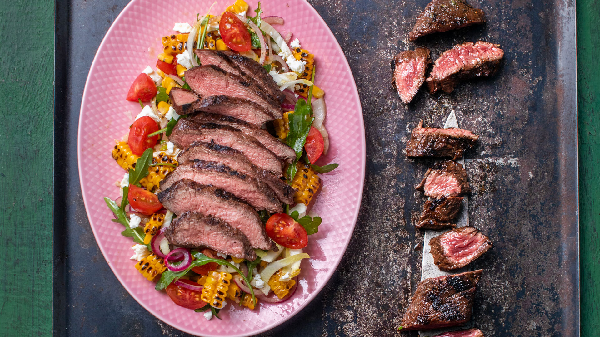 Flat iron steak med grillet maissalat og slakterbiff