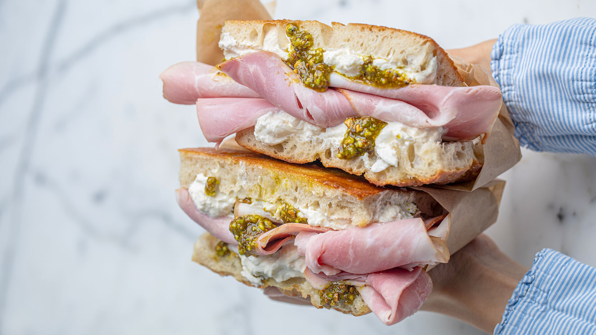 Focaccia med delikatesseskinke stracciatella og pistasjpesto