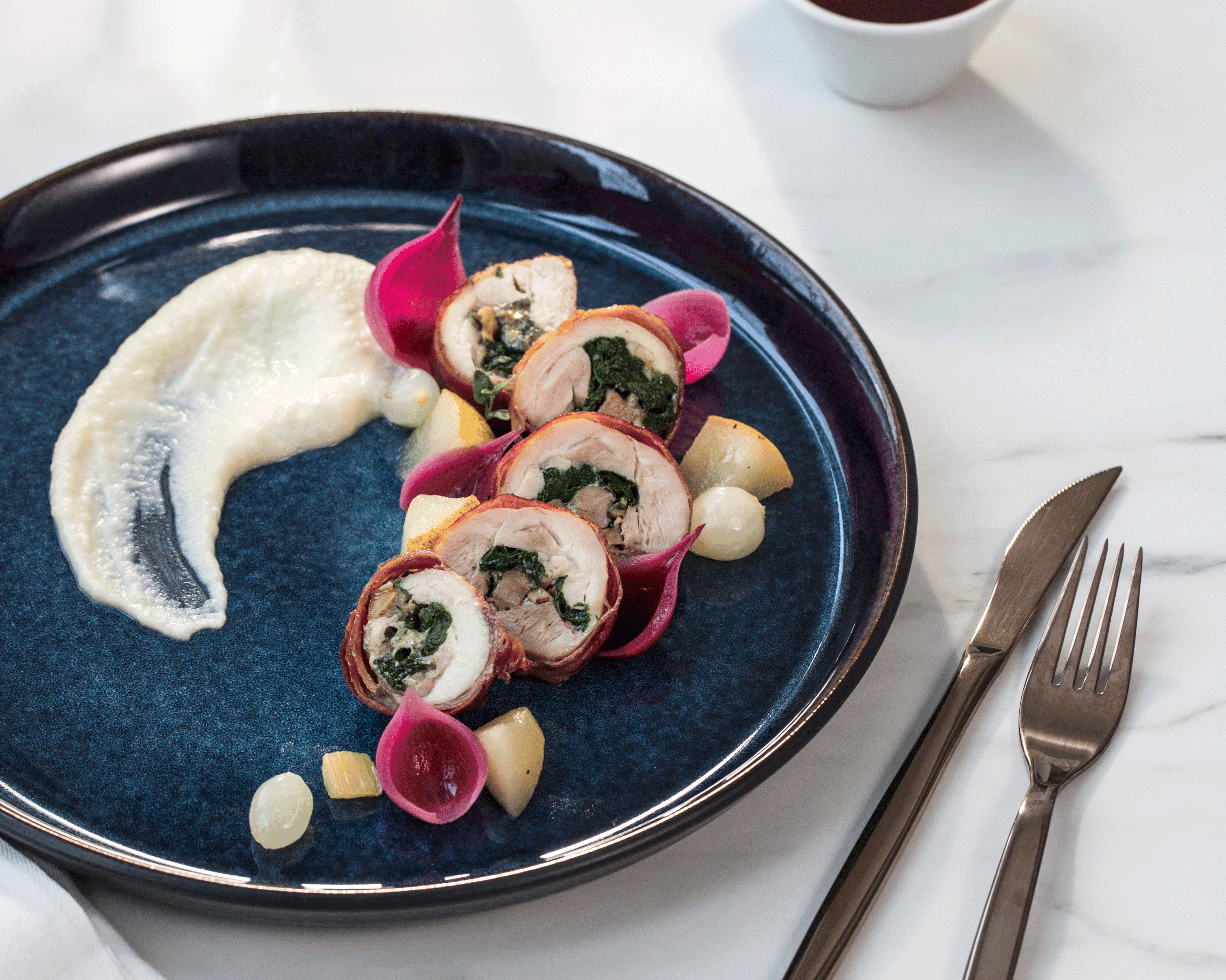 Fylt kyllinglår med spinat og blåmuggost - servert med jordskokkpuré, syltede pærer og demi glaze